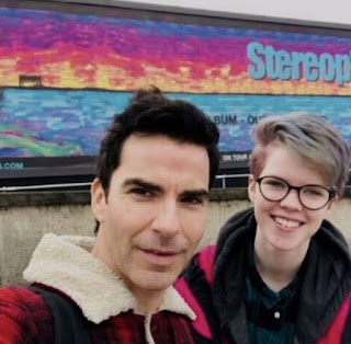 Kelly Jones clicking selfie with his daughter