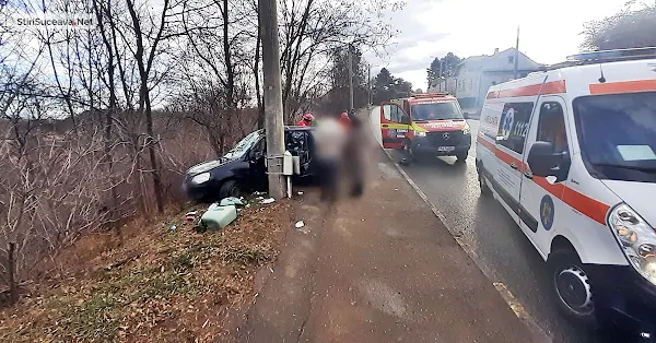 Accident grav în prima zi de Crăciun, pe Calea Unirii din Suceava. Tânără extrasă în stare de inconștiență din mașina izbită într-un stâlp