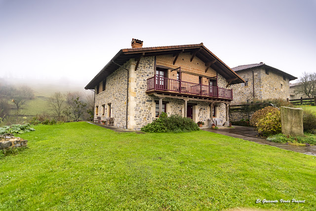 Casa Rural Etxegorri, Orozko, Parque Natural de Gorbea por El Guisante Verde Project