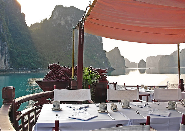 Petit-déjeuner sur la jonque Dragon's Pearl, baie d'Along, Vietnam