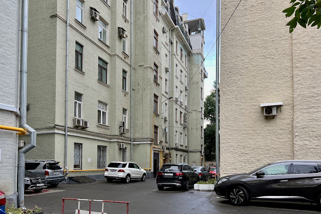 улица Знаменка, дворы, жилой дом 1912 года постройки – бывший доходный дом И. С. Баскакова