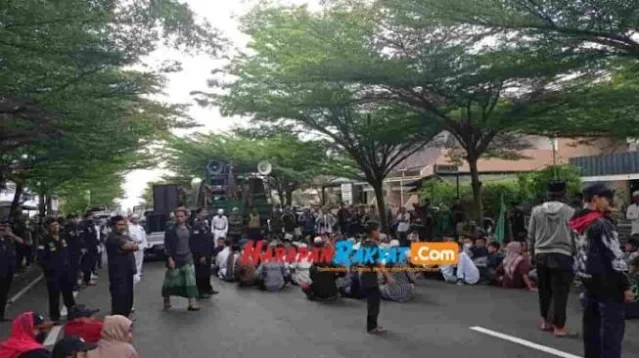 Desak Penista Agama Islam Dihukum Berat, Ratusan Umat Muslim Geruduk Sidang Vonis M Kace