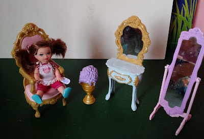 Brinquedo de plástico, móveis de castelo para bonecas tamanho Kelly (na foto para demonstração somente e não inclusa no pacote) R$ 30,00 as 4 peças