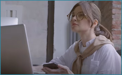 Mujer Feliz Frente a Laptop