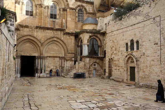 Le parvis de la Basilique du Saint Sépulcre à Jérusalem