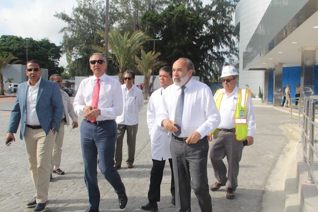 Ministro José Ramón Peralta y Director OISOE recorren y supervisan áreas terminadasremodelación Hospital Cabral y Báez, en Santiago