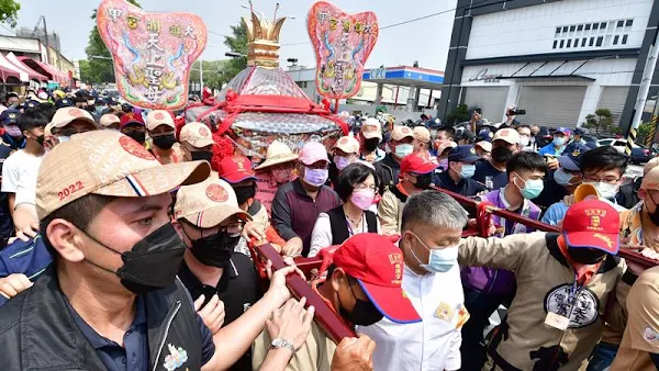 大甲媽祖繞境抵彰化　縣長王惠美接駕祈求疫情退散