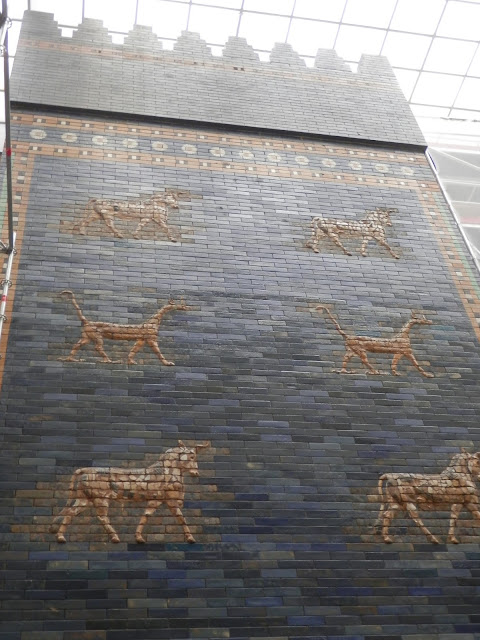 Ishtar Gate and Processional Way from Babylon (Pergamon Museum, Berlin)   by E.V.Pita (2015)  http://archeopolis.blogspot.com/2015/10/babilonia-doors-of-wall-pergamo-museum.html   Puertas de las murallas de Babilonia (Museo Pérgamo de Berlín)  por E.V.Pita (2015)  Portas de Babilonia