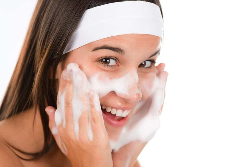 Trị mụn đầu đen ở má với các bước làm sạch da