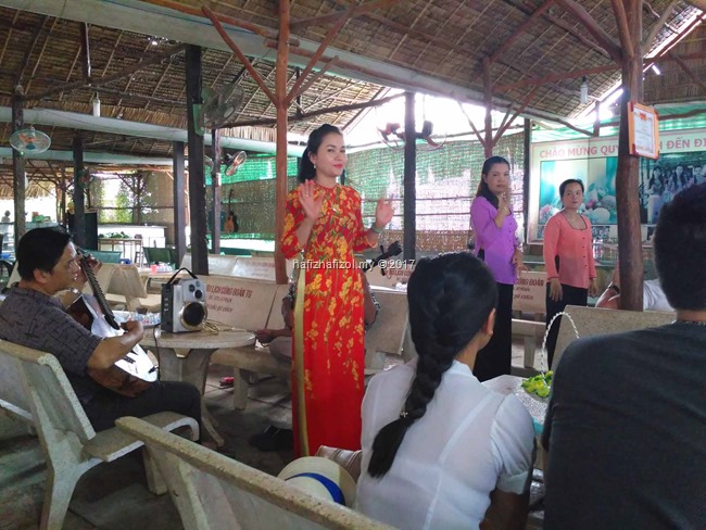 persembahan nyanyian di sungai mekong