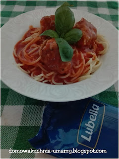 Makaron spaghetti w sosie pomidorowym z pulpetami 