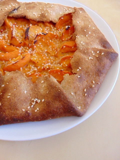 Tarte rustique aux abricots, amandes et miel