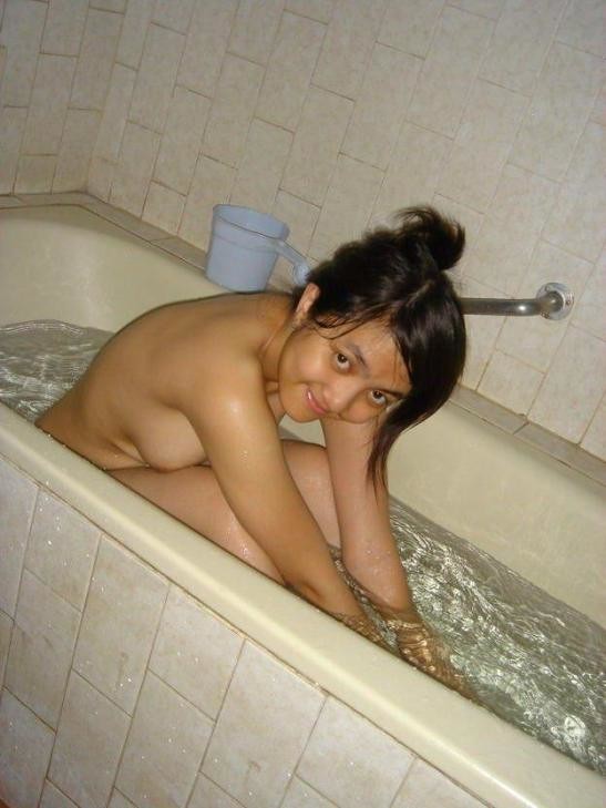 foto bugil abg manis badan semok toket gede sedang mandi 