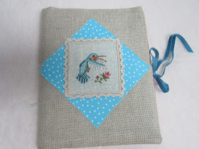 caja para correspondencia, mail box, boite a lettres, cartonnage, bordado, broderie, embroidery, punto cruz, point croix, cross stitch, colibri, hummingbird, funda cuaderno, couvercle cahier, notebook case