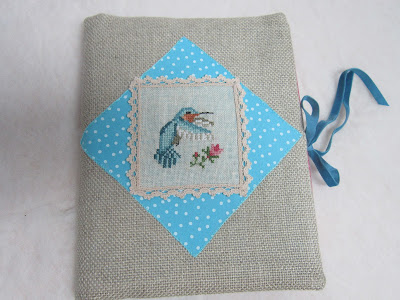 caja para correspondencia, mail box, boite a lettres, cartonnage, bordado, broderie, embroidery, punto cruz, point croix, cross stitch, colibri, hummingbird, funda cuaderno, couvercle cahier, notebook case