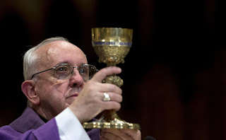 pope francis raises chalice, 5th sunday of lent, fifth Sunday in Lent