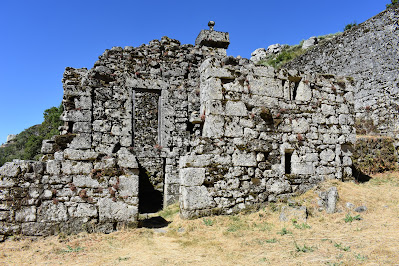 Mosteiro de Santa Maria das Júnias em Pitões das Júnias no Gerês