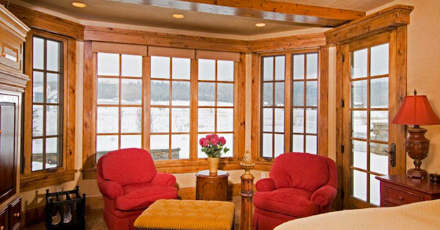 Cửa nhôm ốp gỗ đẹp ấn tượng không gian phòng khách
