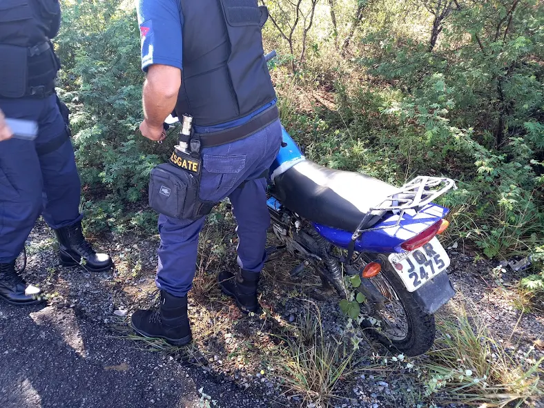 GCM recolhe moto abandonada na zona rural de Miguel Calmon