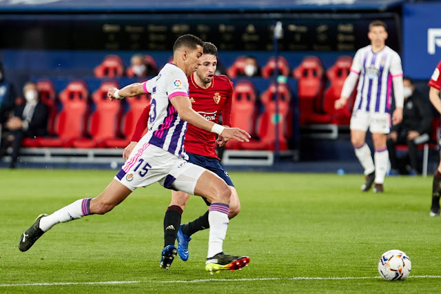 El Yamiq se anticipa a Calleri para despejar el balón. C. A. OSASUNA 0 REAL VALLADOLID C. F. 0. 13/03/2021. Campeonato de Liga de 1ª División, jornada 27. Pamplona, Navarra, estadio El Sadar. GOLES: No hubo.