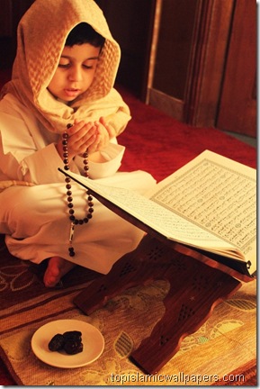 boy_making_dua_after_reading_quran_islamic_pics