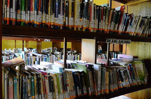 Ruang koleksi perpustakaan daerah Jepara di lantai dua