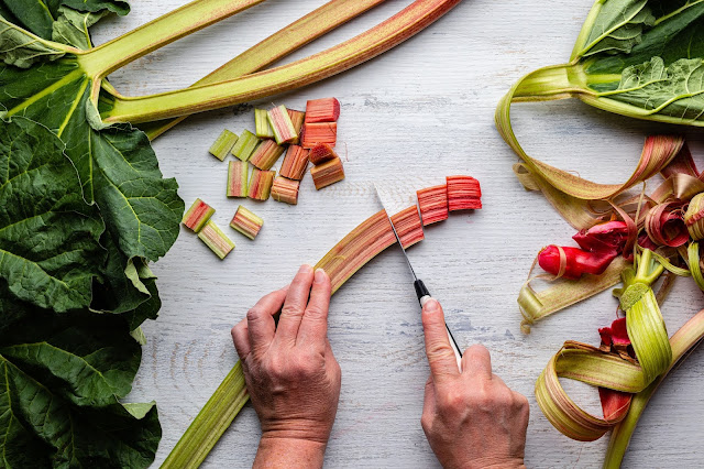 Hands chopping rhubarb:Photo by Maximilian Zahn on Unsplash