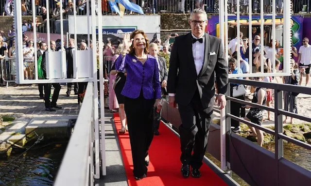 Queen Silvia wore a royal blue jacket and black trousers. Gold bracelet and gold diamond earrings flower brooch