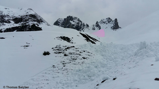 Valanga caduta alla Riepenwand-Schlicker Seespitze nelle Alpi dello Stubai settentrionali a 2500 m circa, NO, probabilmente attorno al 05/05/2021