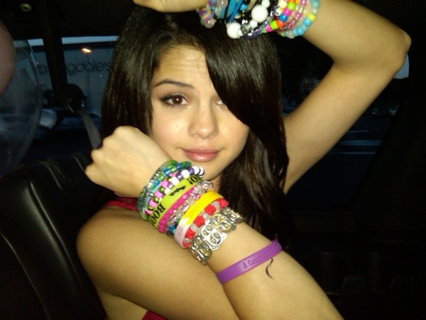 selena gomez wallpaper for laptop 2011. selena gomez wallpaper for