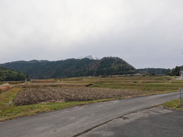 鳥取県西伯郡大山町赤松集落の農道から大山が見えます