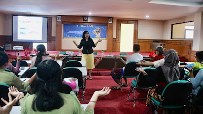 Santy Sastra - Santy Sastra Public Speaking - Kuliah Pembekalan Jurusan Gizi dan Dietetika Politeknik Kesehatan Kemenkes Denpasa (3)