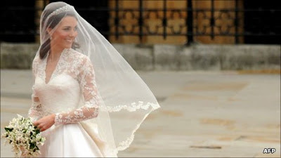 Kate Wedding Dress on To The 18th Century  The Latest Royal Wedding Dress  Kate Middleton