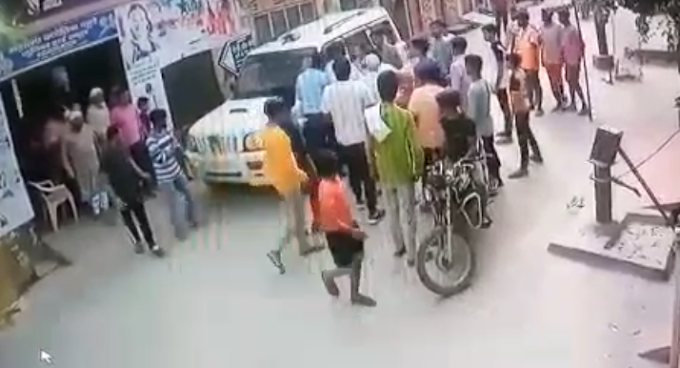 Shamli में दबंगों ने SDM पर बोला हमला, CCTV में कैद हुई घटना 