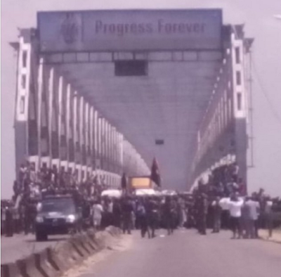 Supporters of Radio Biafra boss, Nnamdi Kanu block Niger bridge, demand for his immediate release