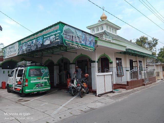 Bersih bersih Musholla Al Islah, Pajangan, Kramat Selatan, Magelang