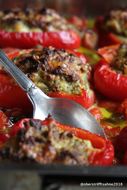 Paprikaschoten aus dem Ofen mit Gemüse und Hackfleisch