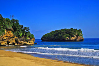 Pantai Bajul Mati, Si Pantai Super Eksotis di Malang.