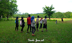 aktivitas trekking di savana Cidaon ujung kulon