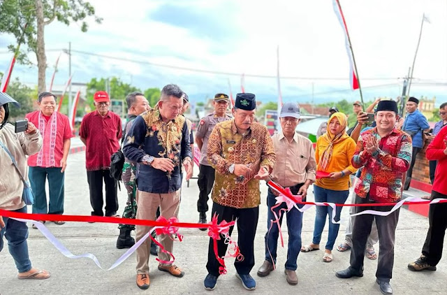 Plt Bupati Nganjuk Marhaen Djumadi memotong pita tanda diresmikannya Jembatan Kaliulo di Desa Pehserut, Sukomoro, Nganjuk, Sabtu 31 Desember 2022