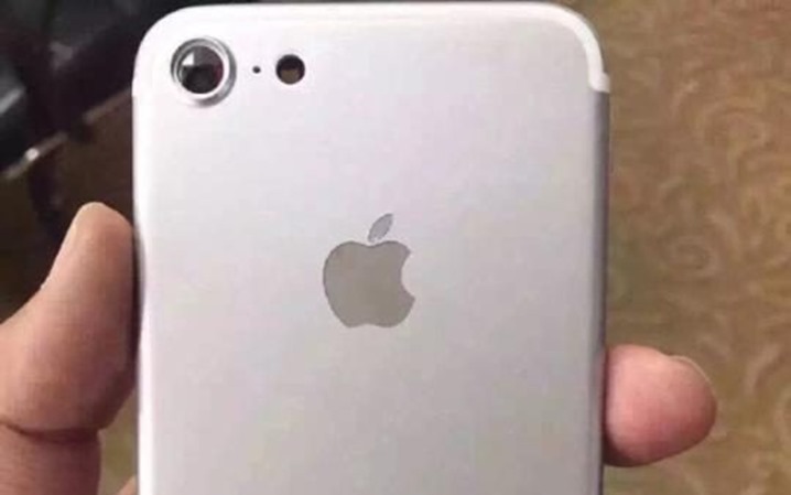 Is That Iphone 7 Or Iphone 7 Pro No It S Iphone 6se