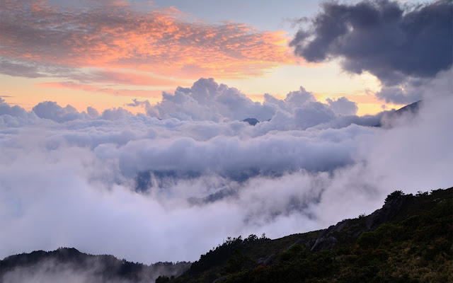 Montaña sobre las Nubes al Atardecer Imagenes de Montañas