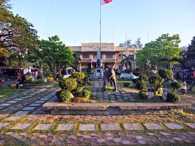 street view of Rizal Park with Jose Rizal's monument and the municipal hall at the background