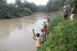 Memancing di Sungai