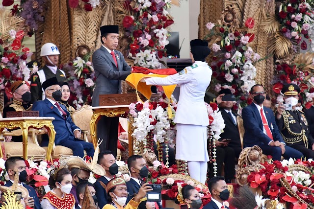 Presiden Jokowi Pimpin Upacara Penurunan Bendera di Istana Merdeka  