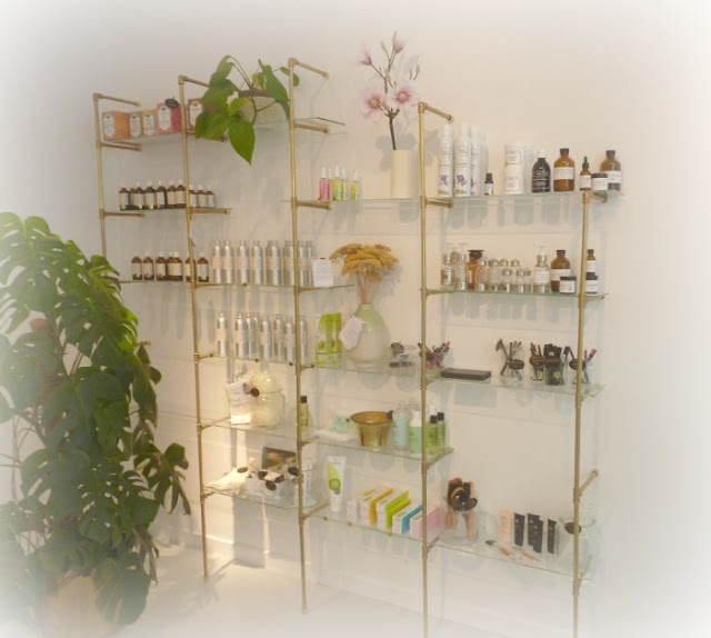 etageres-salon-esthetique-idyl-conscious-beauty-bioflore-hydrolat