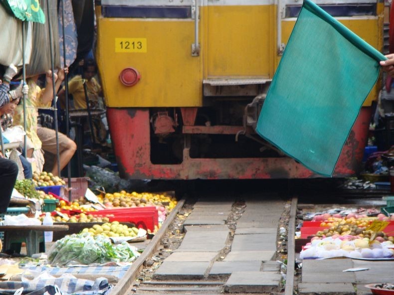 maeklong-railway-market-15 maeklong-railway-market-15