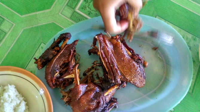 Menikmati santap siang bebek goreng