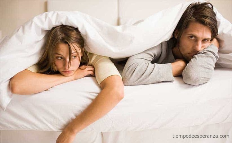 Fornicación: pareja de jóvenes en la cama