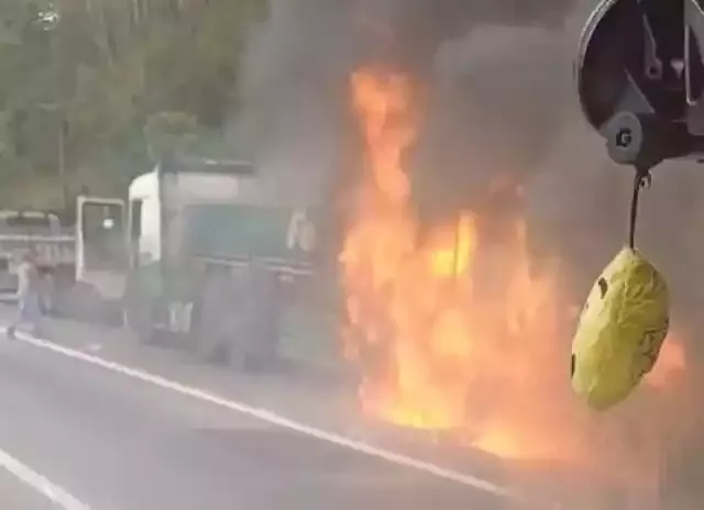 Carreta pega fogo na rodovia Régis Bittencourt, em Miracatu